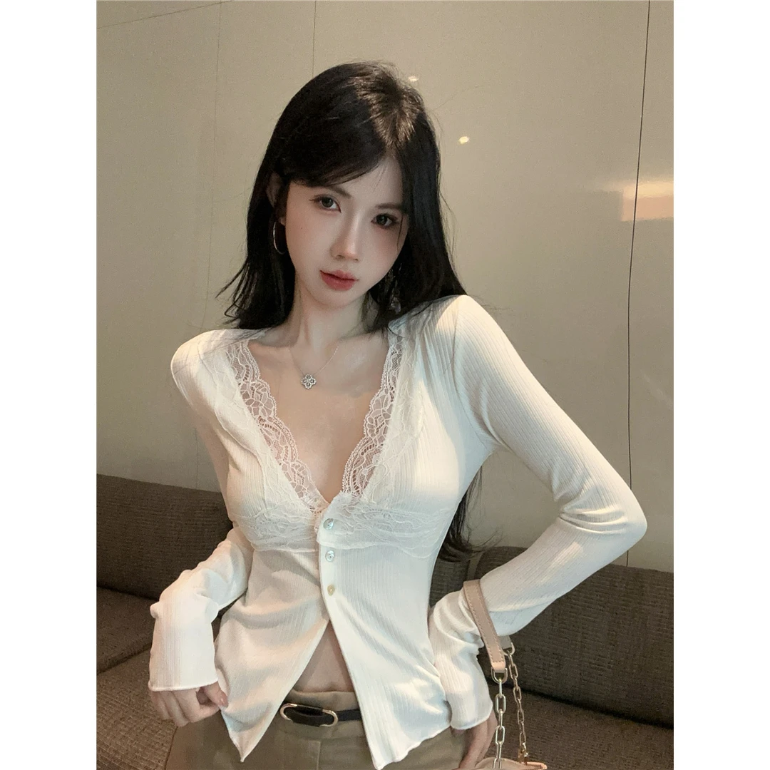 法式纯欲针织纽扣蕾丝拼接V领长袖T恤女时尚百搭修身显瘦性感上衣