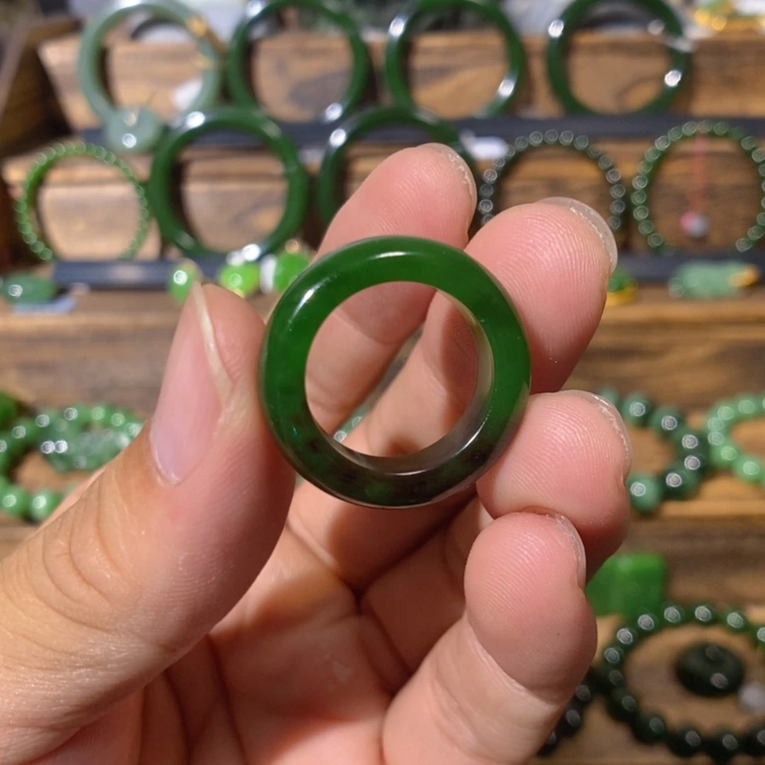 【闪购商品】吊坠(不含链)未镶嵌和田玉俄七红皮辣绿戒圈16