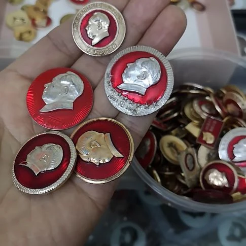 合金金****?红色收藏纪念章2枚