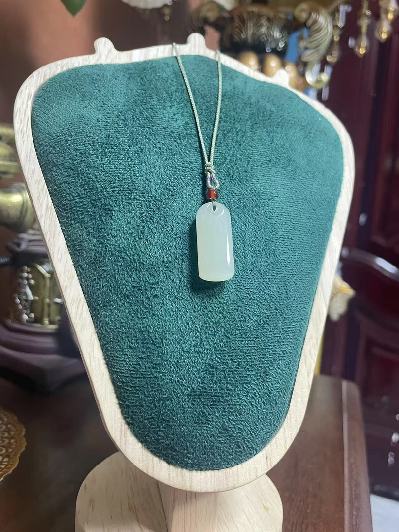 和田玉无事牌雕刻吊坠