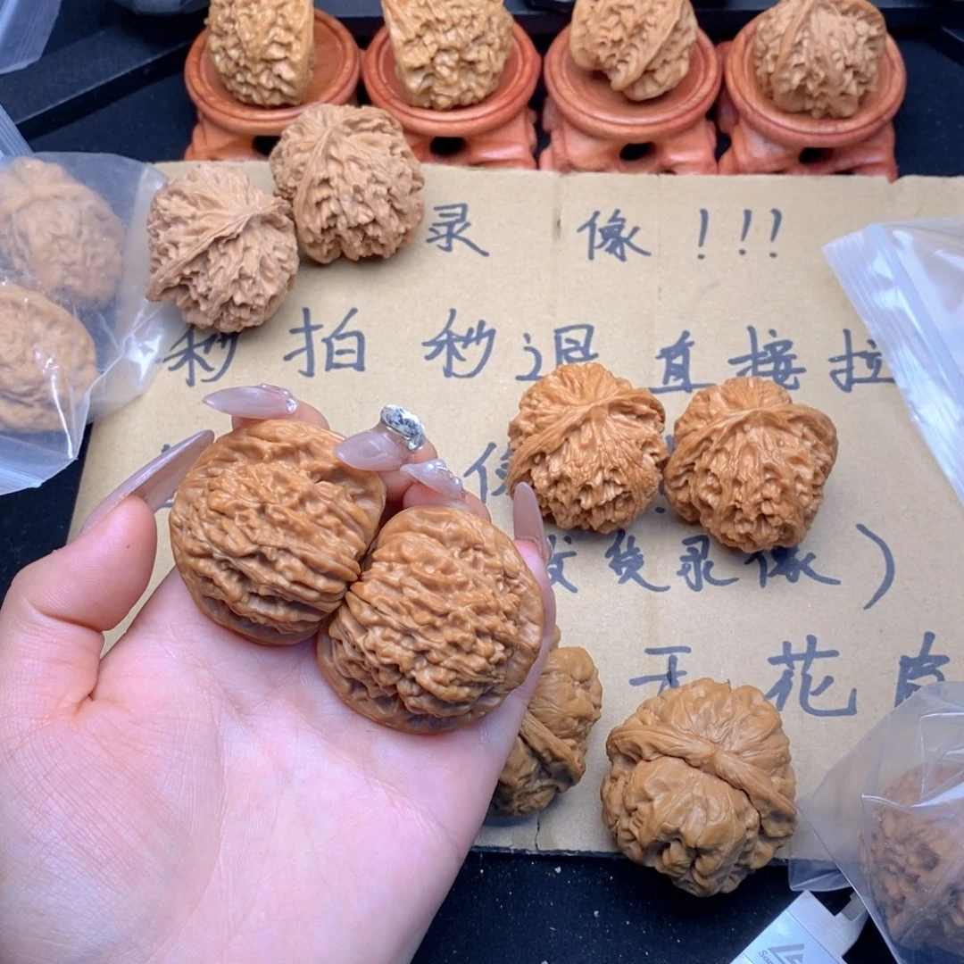 L***i文玩核桃吊坠楼子