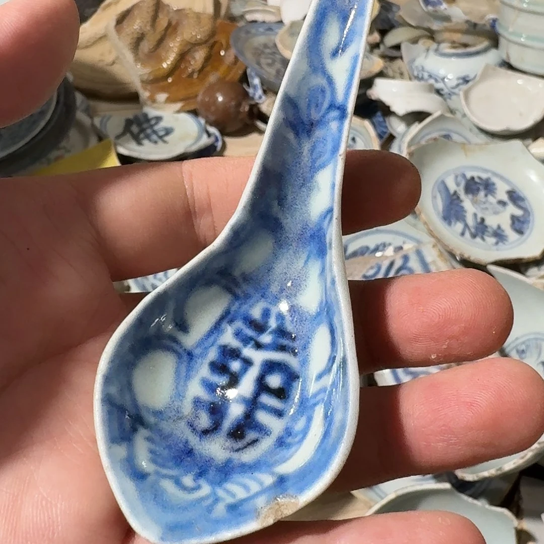 瓷片青花瓢根，有短冲线和小磕