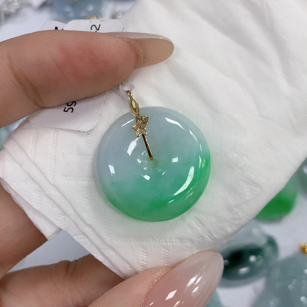 颈饰18K金镶嵌翡翠