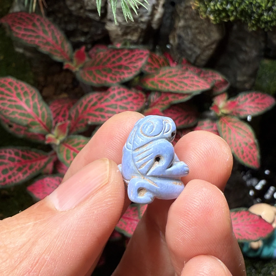 青金石。跪熊