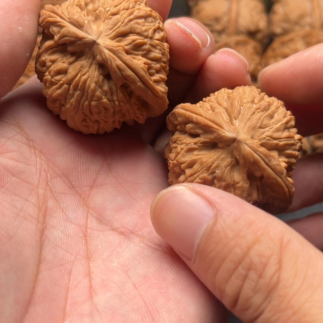 如***水文玩核桃吊坠文玩核桃吊坠白使着