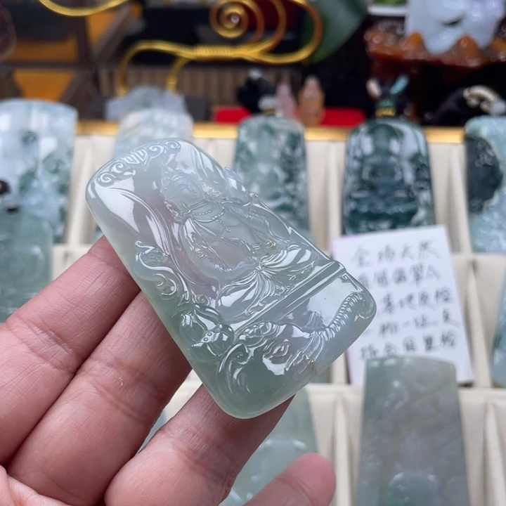 翡翠未镶嵌颈饰观音