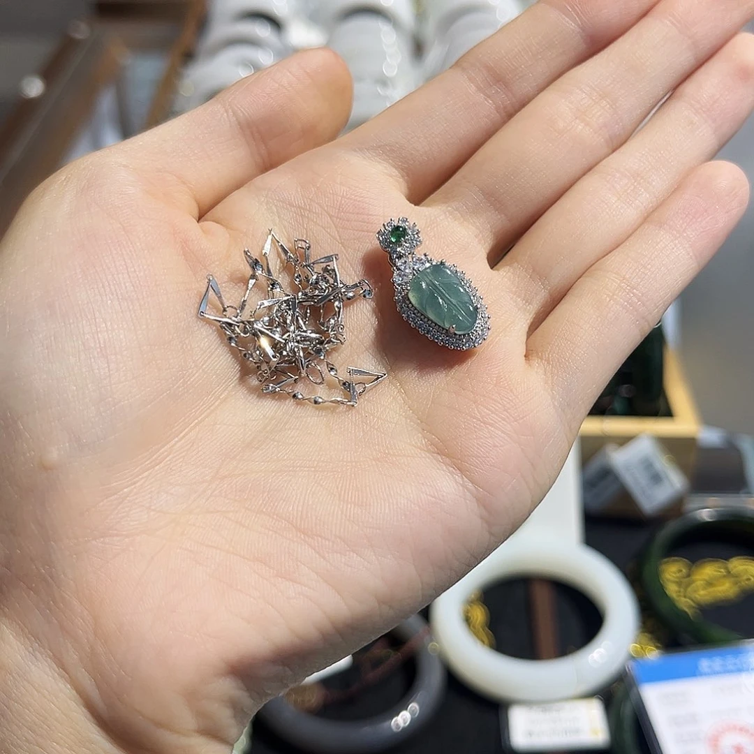 翡翠未镶嵌颈饰一套