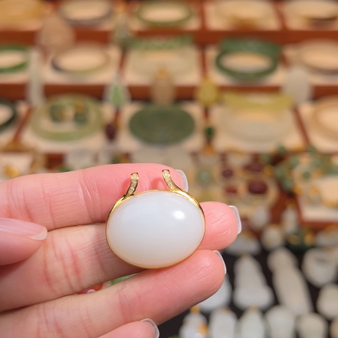 和田玉18K金镶嵌挂件