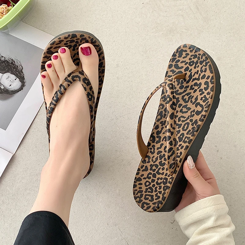 豹纹人字拖女夏外穿时尚网红ins沙滩拖鞋居家浴室防滑软底凉拖鞋