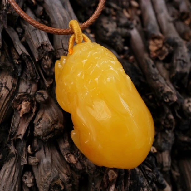 蜜蜡貔貅吊坠 鸡油黄成色 尺寸43.6*26*24mm