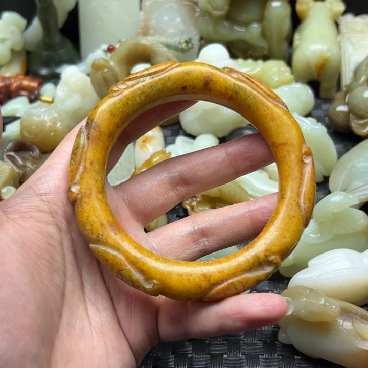 颈饰未镶嵌和田玉（糖玉）