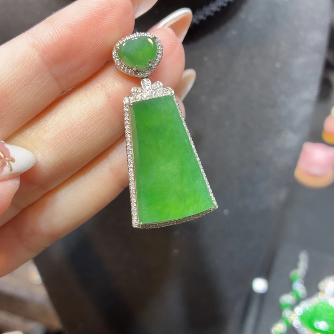 颈饰18K金镶嵌翡翠