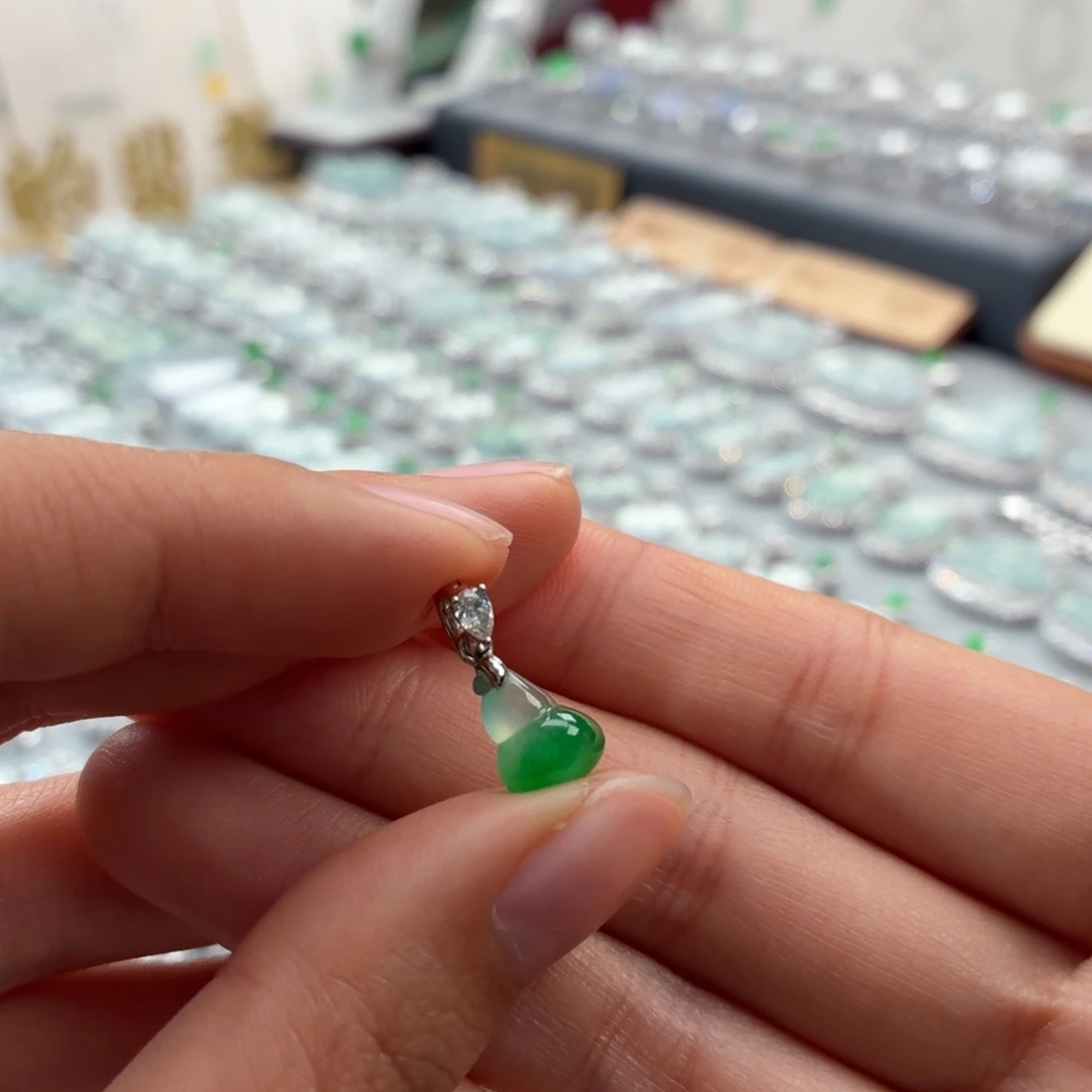 翡翠18K金镶嵌颈饰