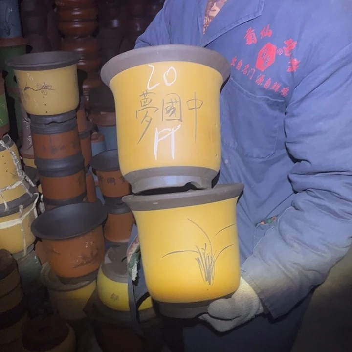 紫砂花盆紫砂花盆和一座古