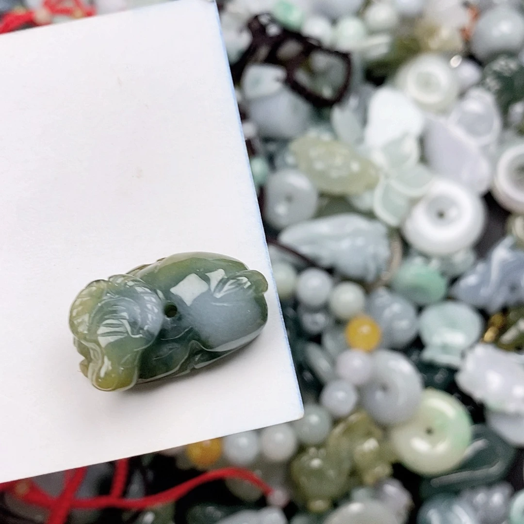 翡翠未镶嵌颈饰牛