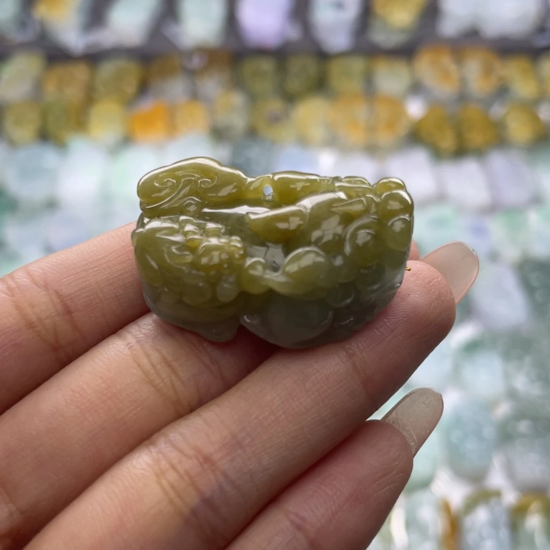 翡翠未镶嵌颈饰貔貅