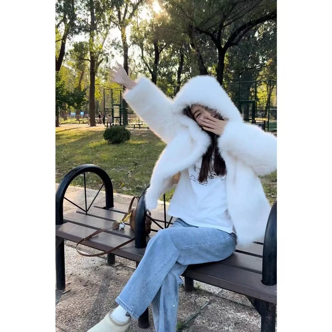 连帽毛毛一体外套白色毛绒绒