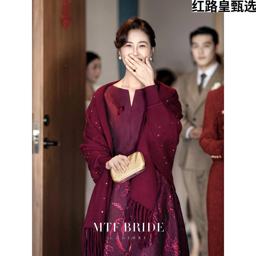 红路妈妈披肩婚礼酒红色毛绒亮片婚宴日常百搭喜婆婆保