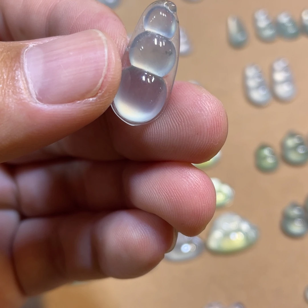 翡翠未镶嵌颈饰福豆