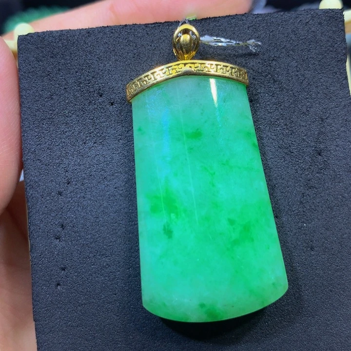 翡翠18K金镶嵌颈饰翡翠