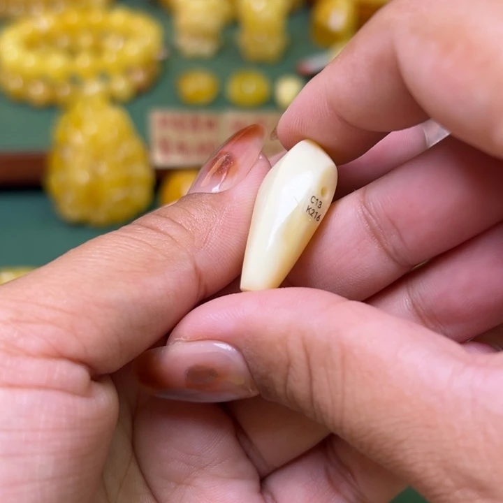 蜜蜡未镶嵌珠宝奇石