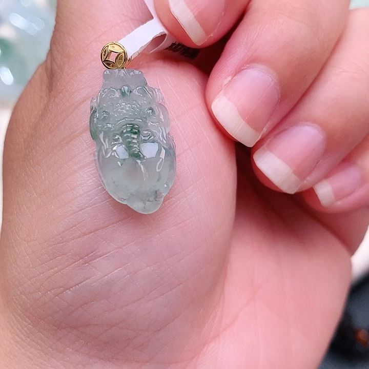 翡翠18K金镶嵌颈饰冰胶飘绿貔貅20-12-5.8