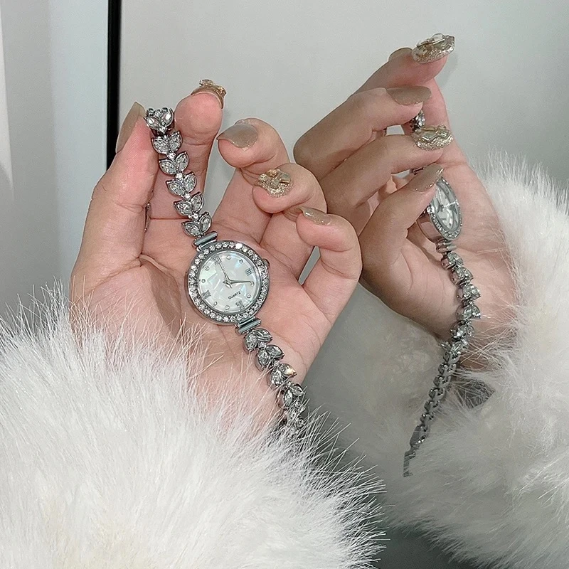 专柜直发学生女士白色美人鱼花瓣手链手表百搭时尚气质腕表