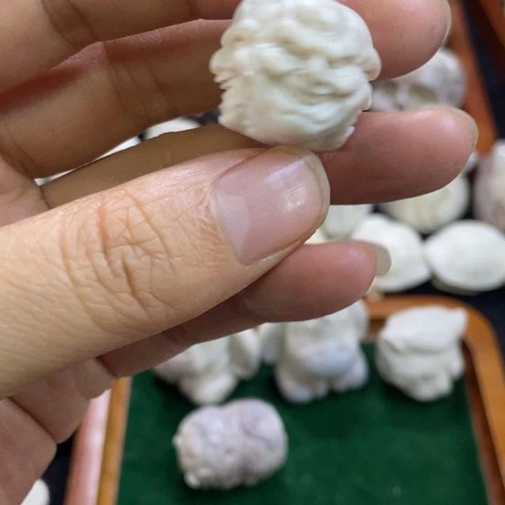 配饰鹿角雕刻一个福利出