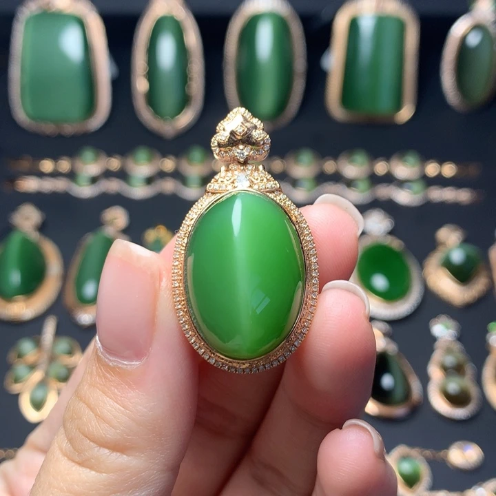 和田玉18K金镶嵌颈饰