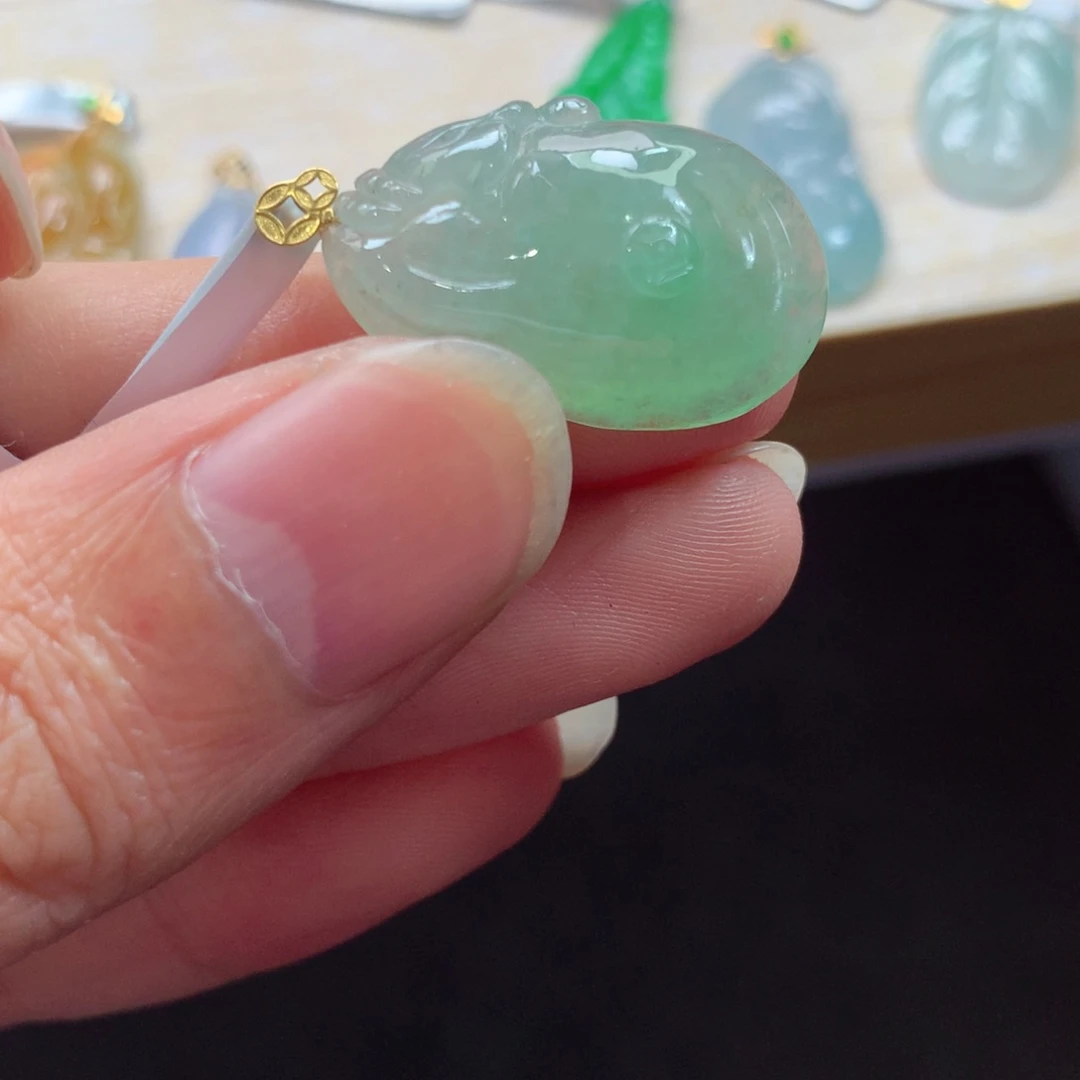 翡翠18K金镶嵌颈饰吊坠