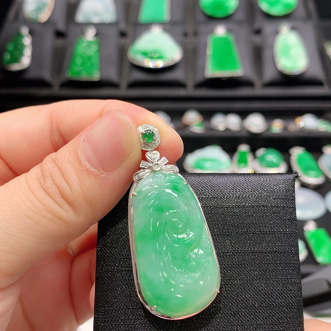 翡翠18K金镶嵌颈饰如意