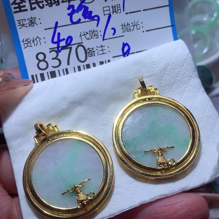 翡翠颈饰未镶嵌带****士