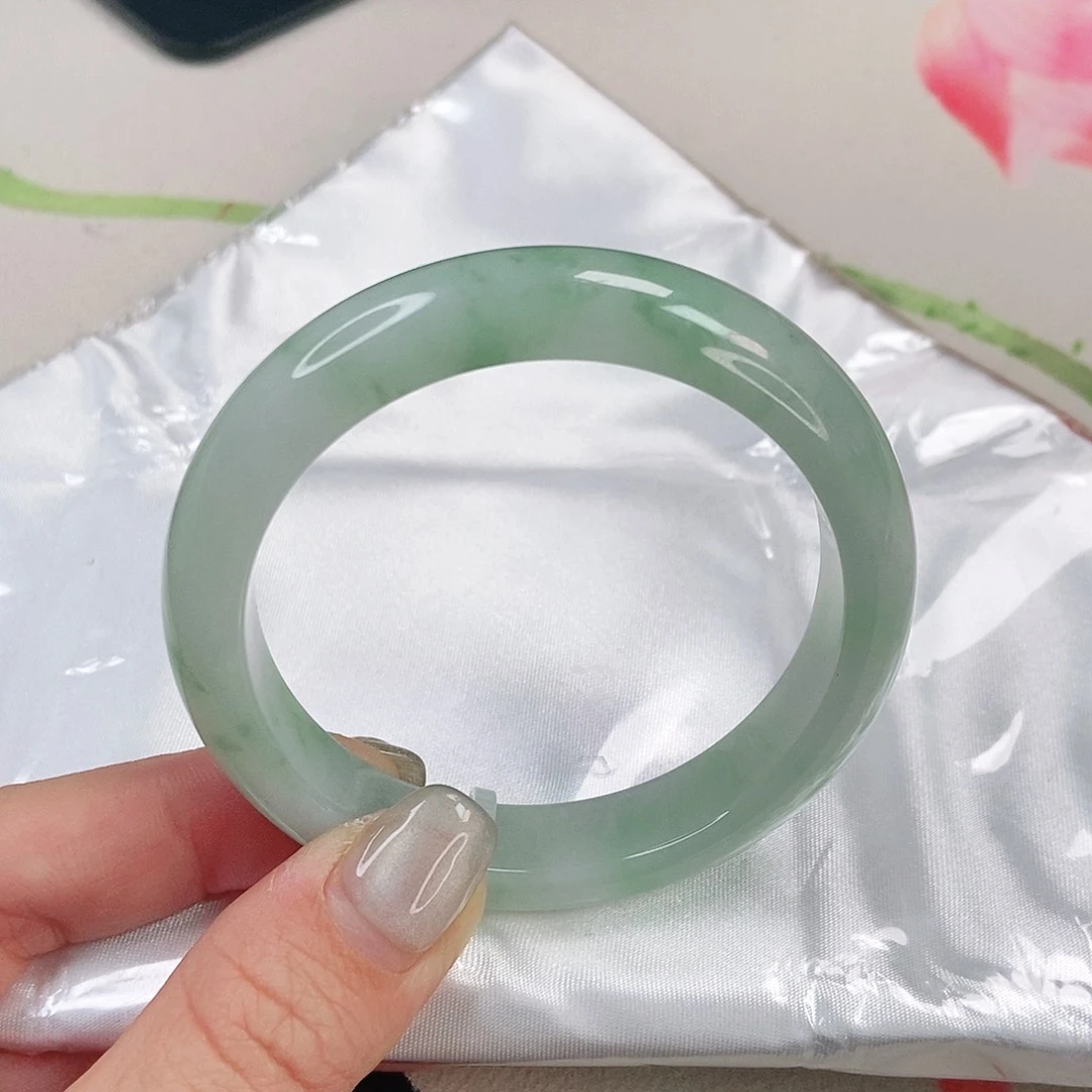 翡翠手镯未镶嵌胶条绿花正圈