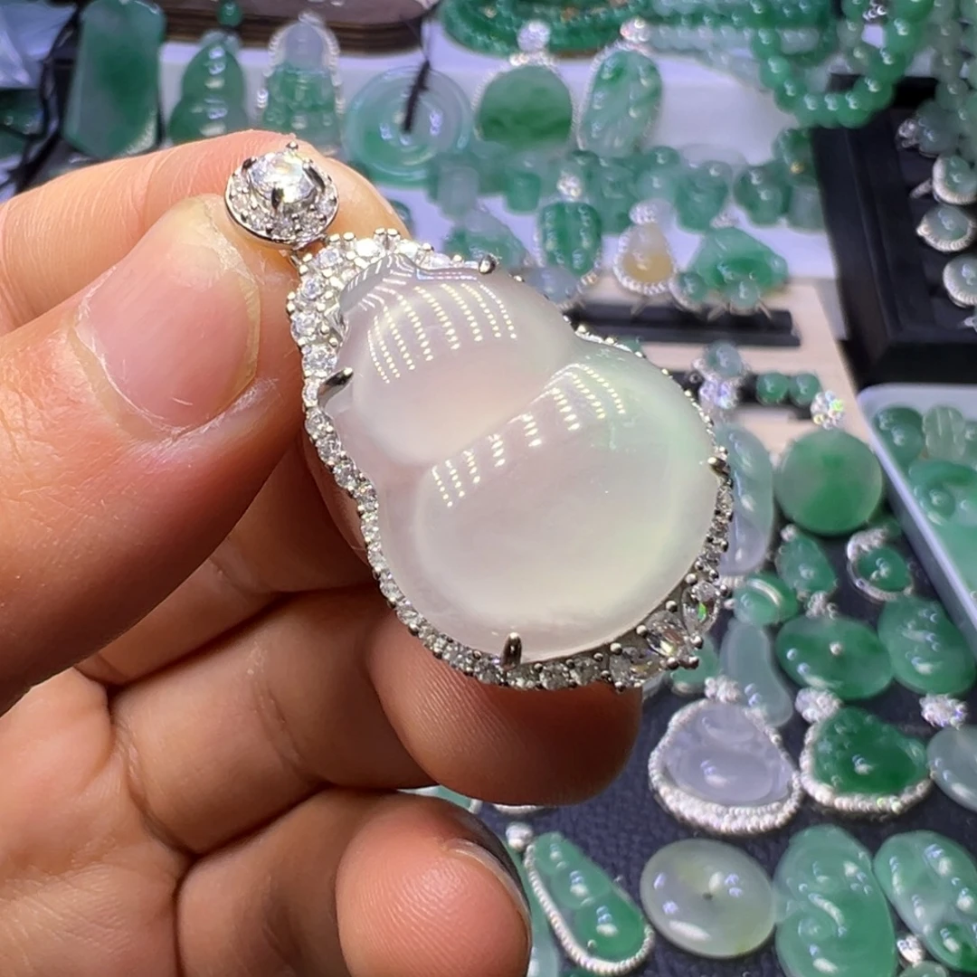 石英质玉（非洲翠）未镶嵌颈饰