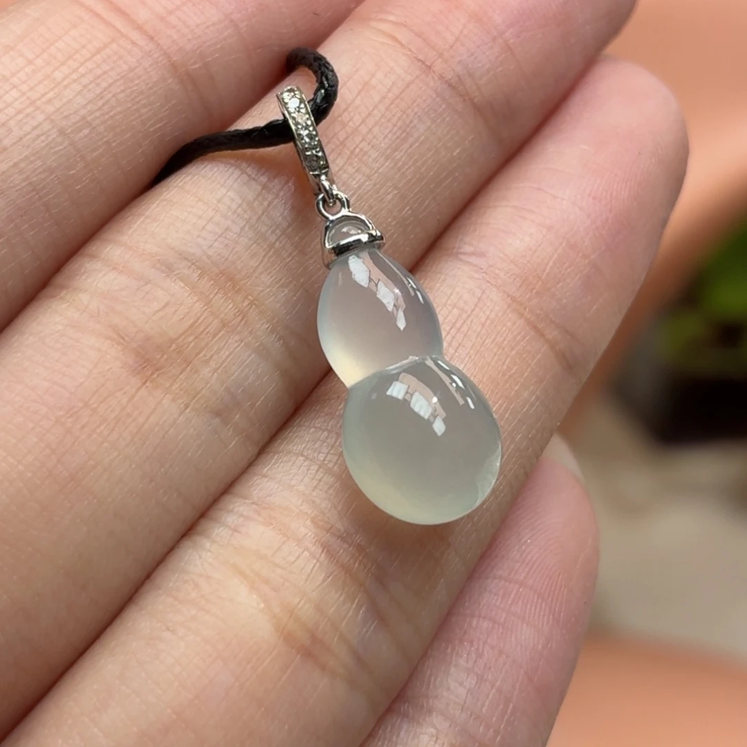 翡翠18K金镶嵌颈饰吊坠