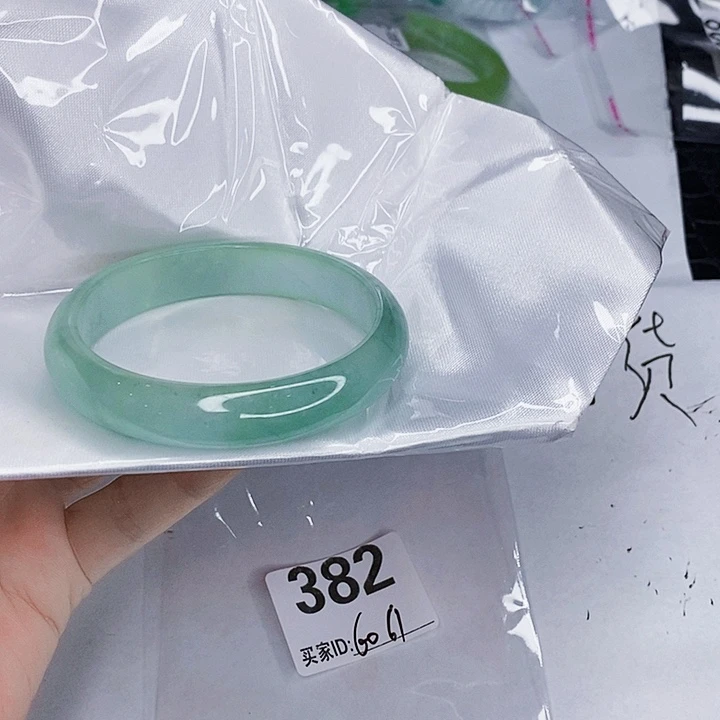 翡翠未镶嵌手镯一图一物实物为准（微瑕处理）