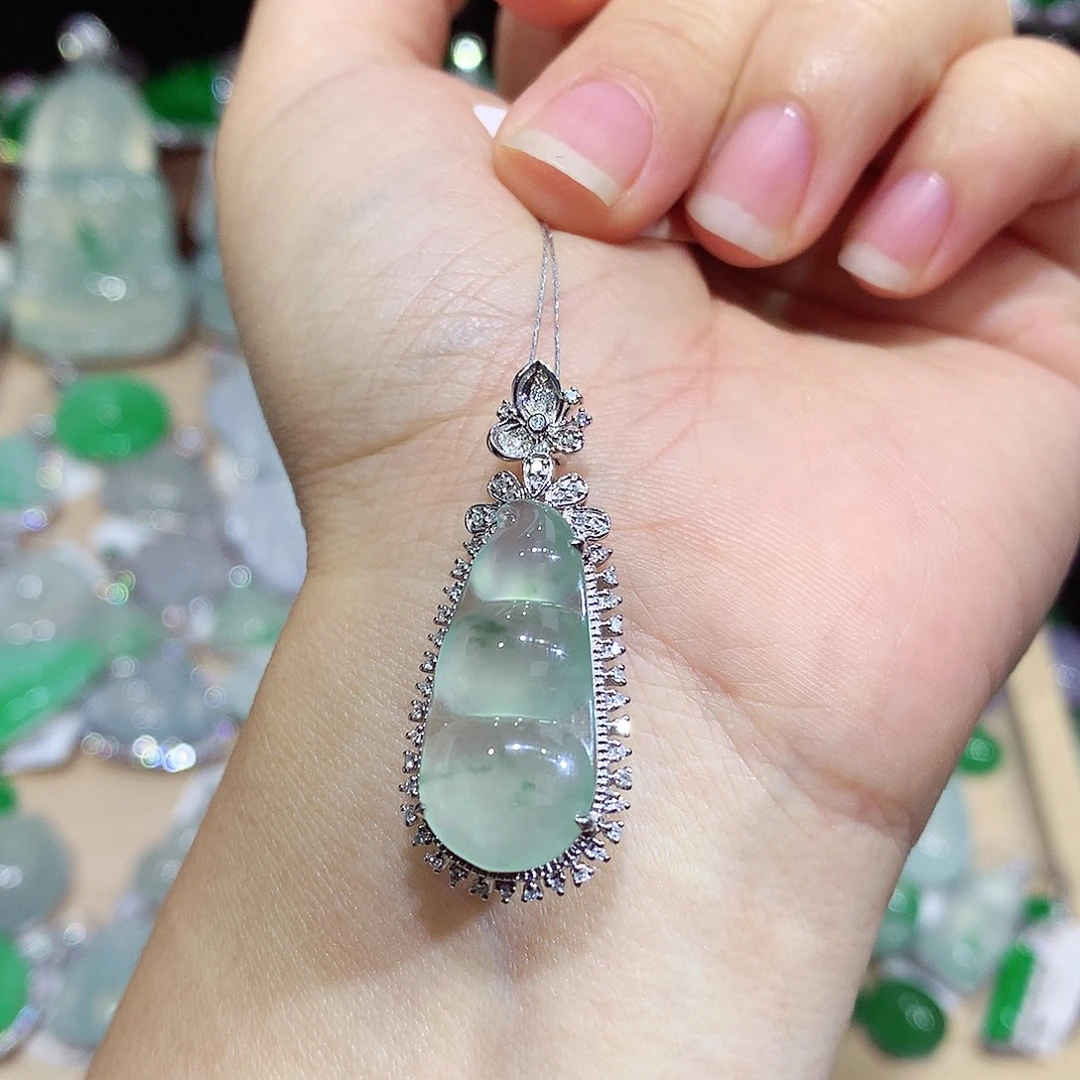 翡翠18K金镶嵌颈饰豆子