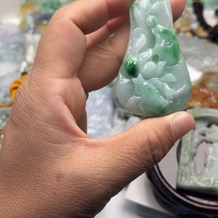 翡翠未镶嵌颈饰挂件