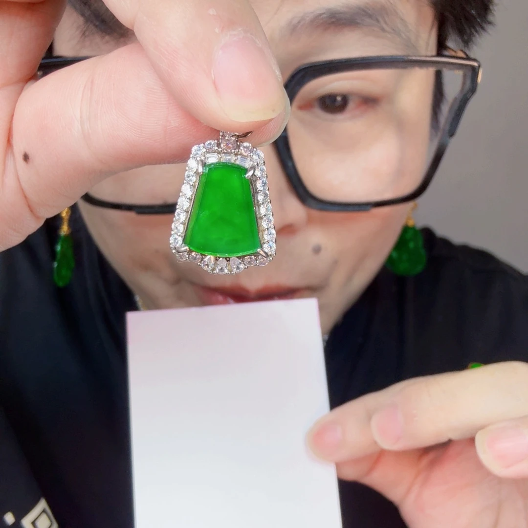 翡翠未镶嵌颈饰一件