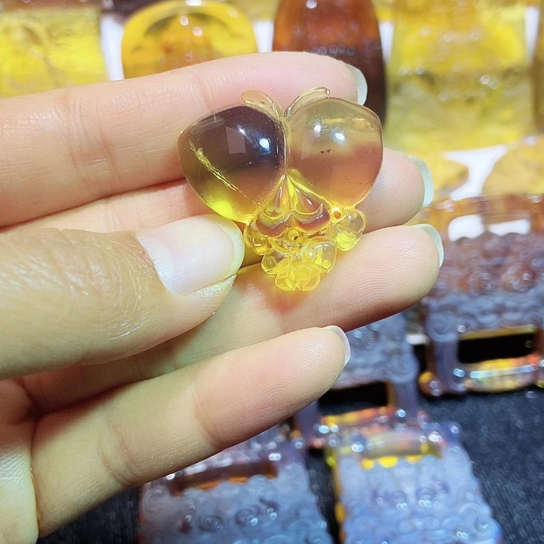 琥珀颈饰未镶嵌蝴蝶