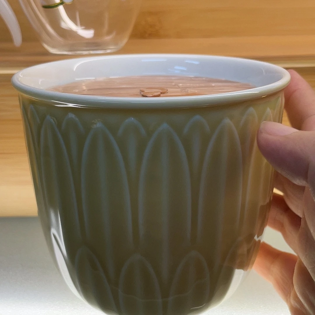 搪瓷杯子里还有很多东西