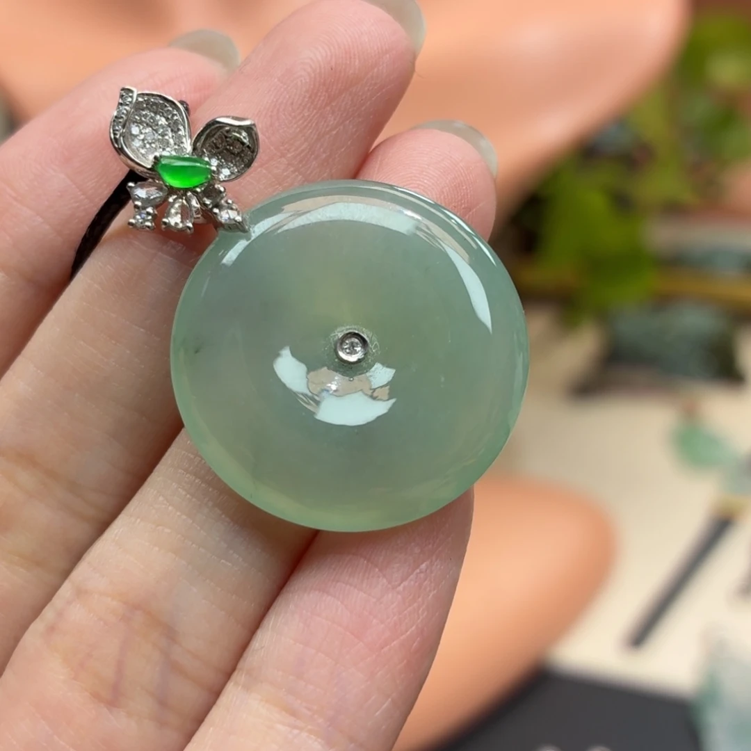 翡翠18K金镶嵌颈饰平安扣