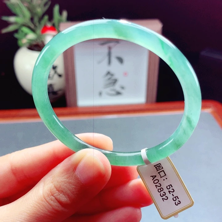 未镶嵌手镯翡翠圆镯