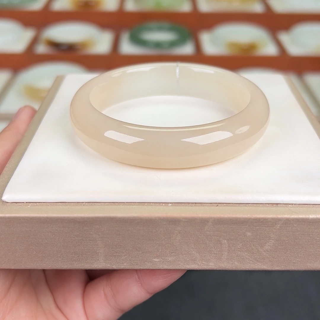 和田玉未镶嵌手镯藕粉