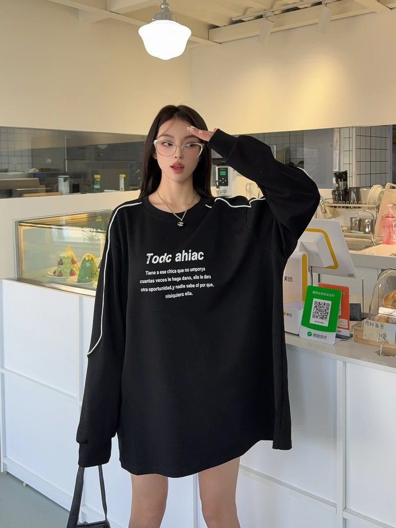 2025新款字母印花慵懒感大版遮屁股百搭显瘦长袖款1008