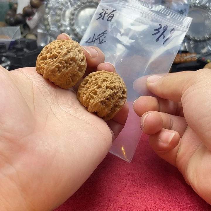 山***谷文玩核桃把件白狮子