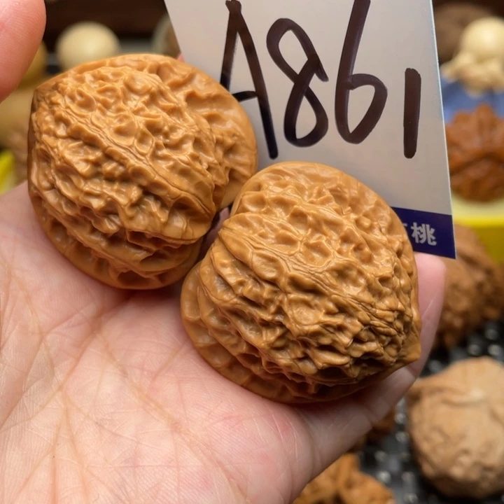 王***.桃核把件金牛38。