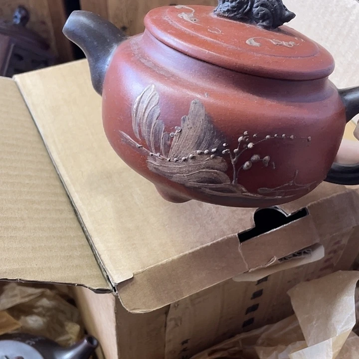 紫砂茶壶矿泥料手工制作的一把紫砂壶。