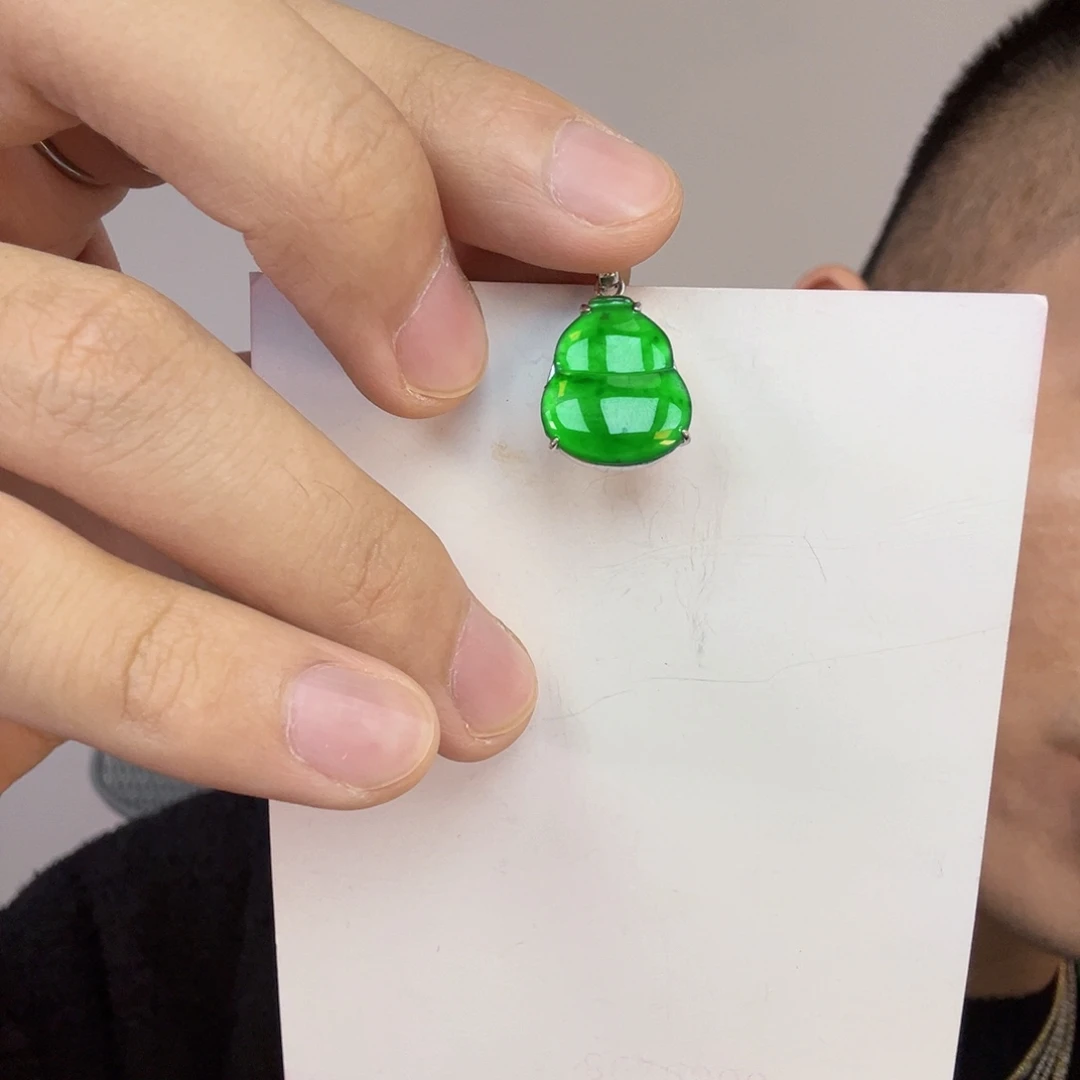 翡翠未镶嵌颈饰一件