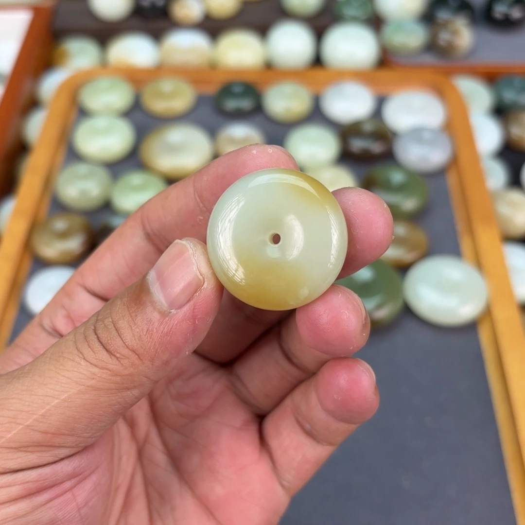 马****颈饰未镶嵌和田玉